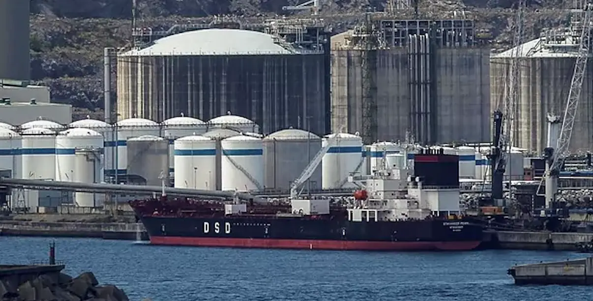 El carguero noruebo Stavanger Pearl permanece en uno de los diques del Superpuerto de Bilbao en el Abra.Miguel To&ntilde;a / EFE