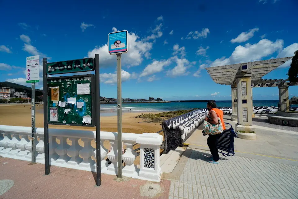 Vista de la playa en la localidad de Castro Urdiales en Cantabria. / TONO REGUERA