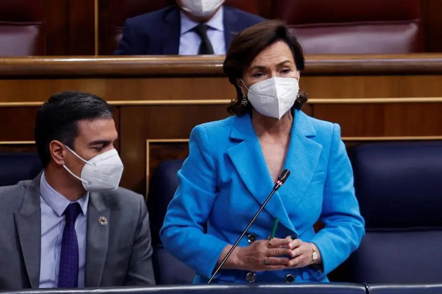 La vicepresidenta primera del Gobierno, Carmen Calvo, responde a una de las preguntas de la oposici&oacute;n en presencia del presidente, Pedro S&aacute;nchez. EFE/Chema Moya