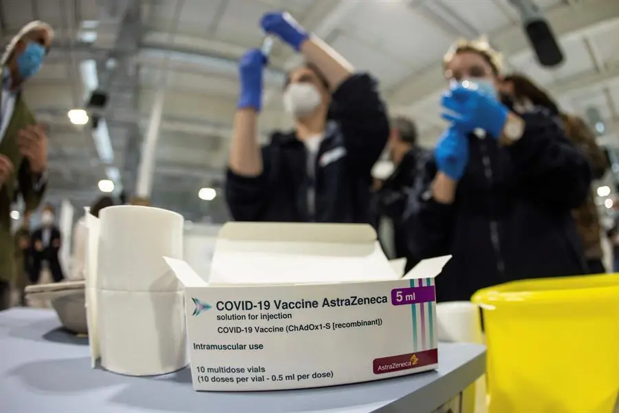 Personal sanitario prepara vacunas de AstraZeneca en el hospital Enfermera Isabel Zendal en Madrid. EFE/Rodrigo Jim&eacute;nez./Archivo