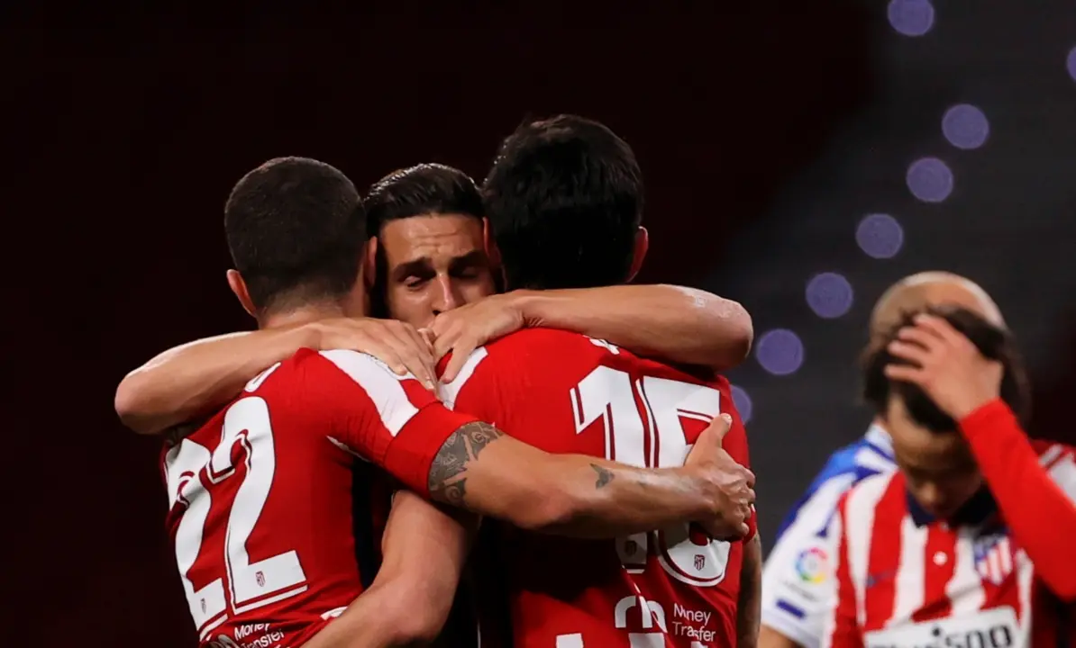 Los jugadores del Atl&eacute;tico de Madrid celebran la victoria ante la Real Sociedad, durante el partido de Liga en Primera Divisi&oacute;n disputado este mi&eacute;rcoles en el estadio Wanda Metropolitano, en Madrid. EFE/Juanjo Mart&iacute;n