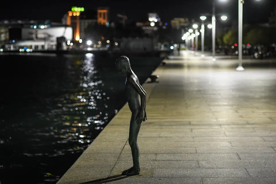 La estatua de 'Los Raqueros' en el Paseo Pereda de Santander durante el pasado toque de queda. / HARDY