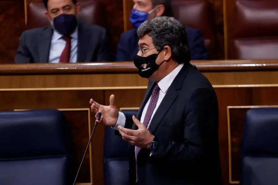 El ministro de Inclusi&oacute;n, Seguridad Social y Migraciones, Jos&eacute; Luis Escriv&aacute;, durante su intervenci&oacute;n en la sesi&oacute;n de control al Ejecutivo de este mi&eacute;rcoles en el Congreso, la primera tras el fin del estado de alarma. EFE/ Chema Moya