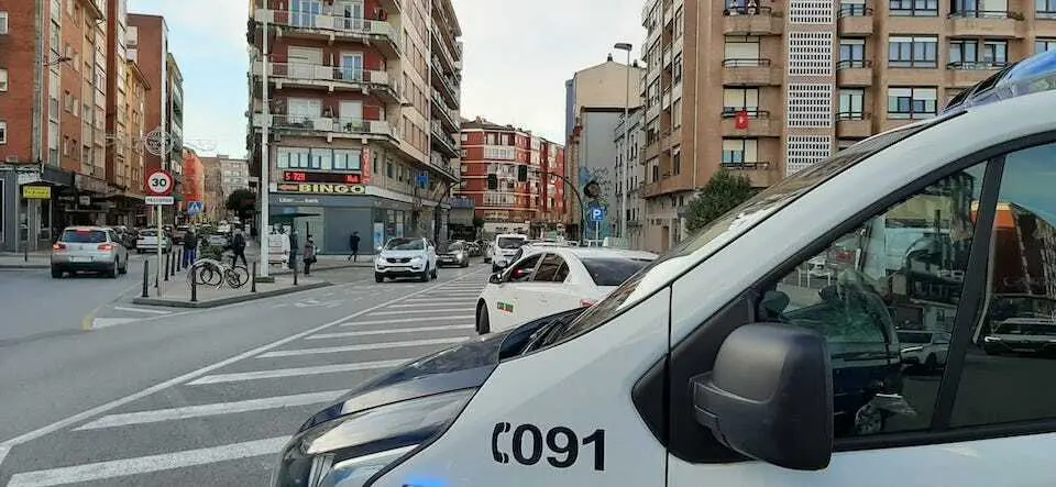 Un coche de la polic&iacute;a nacional en la calle de la entrada de Torrelavega. / S. D&Iacute;AZ