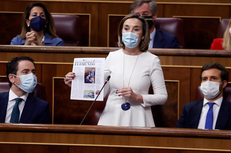 La portavoz del PP, Cuca Gamarra, junto a Pablo Casado durante su intervenci&oacute;n en la sesi&oacute;n de control al Ejecutivo de este mi&eacute;rcoles en el Congreso, la primera tras el fin del estado de alarma. EFE/ Chema Moya