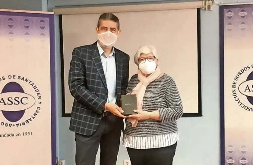 Paco Sierra recibi&oacute; ayer la distinci&oacute;n por parte de la Asociaci&oacute;n de Sordos de Santander y Cantabria. / ALERTA