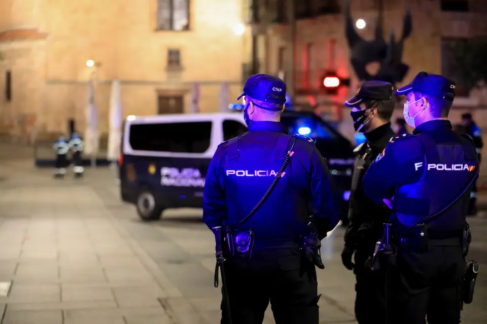 Tres polic&iacute;as nacionales trabajan en Salamanca, la noche en la que la ciudad ha vivido su primer toque de queda dictado por la Junta de Castilla y Le&oacute;n para toda la regi&oacute;n, en Salamanca, Castilla y Le&oacute;n (Espa&ntilde;a) a 24 de octubre de 2020. Estas medidas, que se extender&aacute;n durante al menos dos semanas, limitan parcial y temporalmente --entre las 22.00 y las 06.00 horas durante los pr&oacute;ximos 14 d&iacute;as-- la libertad de circulaci&oacute;n de las personas en la Comunidad.
SALAMANCA;AUTORIDADES;POLIC&Iacute;A LOCAL;POLIC&Iacute;A NACIONAL;GUARDIA CIVIL;RESTRICCIONES;CASTILLA Y LE&Oacute;N;TRABAJO;EMPLEO;NOCHE;CONSUMO;PANDEMIA;EPIDEMIA;RESTRICCIONES;LIMITACIONES;
Manuel &Aacute;ngel Laya / Europa Press
  (Foto de ARCHIVO)
24/10/2020