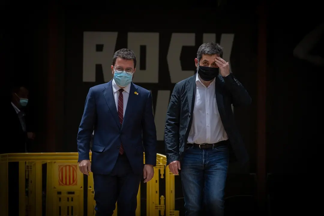 El president de la Generalitat en funciones, Pere Aragon&egrave;s (i) y el secretario general de Junts, Jordi S&agrave;nchez (d) a su llegada a los jardines del Palau Robert. 