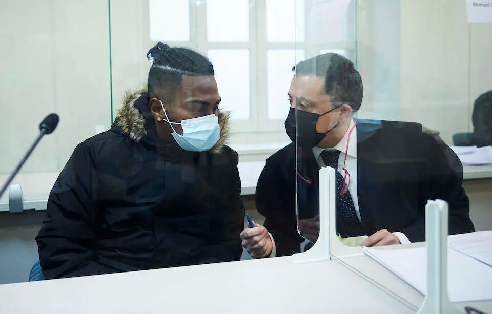 El autor confeso del crimen machista registrado en Laredo a principios de 2019, T.S.M.R (i), durante una sesi&oacute;n en la Audiencia Provincial de Cantabria, a 13 de abril de 2021, en Laredo, Santander, Cantabria, (Espa&ntilde;a). El acusado ser&aacute; juzgado esta semana por el crimen machista registrado en Laredo a principios de 2019, para el que la Fiscal&iacute;a pide 28 a&ntilde;os de prisi&oacute;n. Este caso fue el primer crimen por violencia machista de Espa&ntilde;a de 2019. Los hechos ocurrieron sobre las cuatro de la madrugada del 3 de enero de 2019 en el piso de la joven, ubicado en la Plaza Rosario Ochandiano de Laredo. El acusado, de 29 a&ntilde;os y natural de Ecuador, asest&oacute; a la joven una veintena de pu&ntilde;aladas con dos cuchillos.
13 ABRIL 2021;JUICIO;ASESINATO MACHISTA;LAREDO;SANTANDER;MACHISMO;VIOLENCIA DE G&Eacute;NERO
Juan Manuel Serrano Arce / Europa Press
  (Foto de ARCHIVO)
13/4/2021