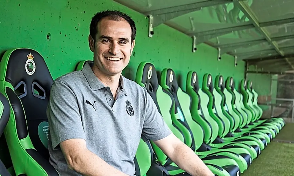 Ezequiel Loza, en el banquillo de Los Campos de Sport. / rrc