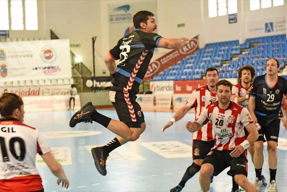Nico Zungri, en pleno salto en busca de una situaci&oacute;n de lanzamiento. / Trapero