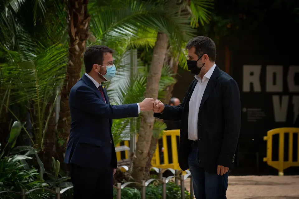 El president de la Generalitat en funciones, Pere Aragon&egrave;s (i) y el secretario general de Junts, Jordi S&agrave;nchez (d) durante su acuerdo en los jardines del Palau Robert, a 17 de mayo de 2021, en Barcelona, Catalunya (Espa&ntilde;a). ERC y Junts han cerrado un principio de acuerdo para desencallar la investidura del candidato republicano a la Presidencia de la Generalitat, Pere Aragon&egrave;s, y formar un Govern de coalici&oacute;n, por lo que evitar&aacute;n la repetici&oacute;n electoral. Lo han anunciado este lunes, a falta de nueve d&iacute;as para agotar el plazo de la investidura y despu&eacute;s de tres meses desde las elecciones catalanas del 14 de febrero, en los que las negociaciones entre ambos partidos se han bloqueado en varias ocasiones.
17 MAYO 2021;JUNTS PER CATALUNYA;ERC;ELECCIONES;GENERALITAT;PRESIDENT
David Zorrakino / Europa Press
17/5/2021
