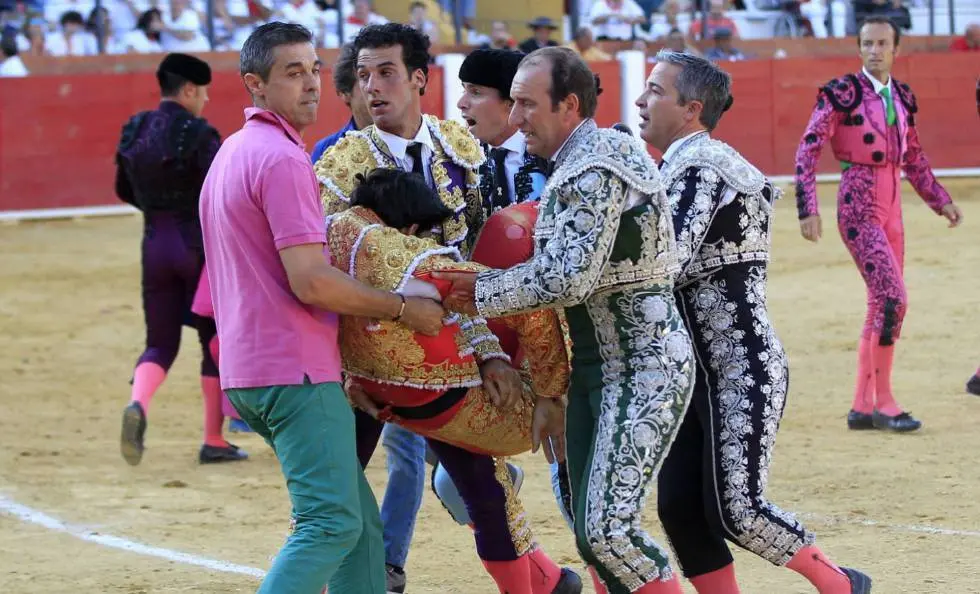 V&iacute;ctor Barrio, instantes despu&eacute;s de sufrir la cogida mortal en Teruel en 2016. ANTONIO GARCIA EFE