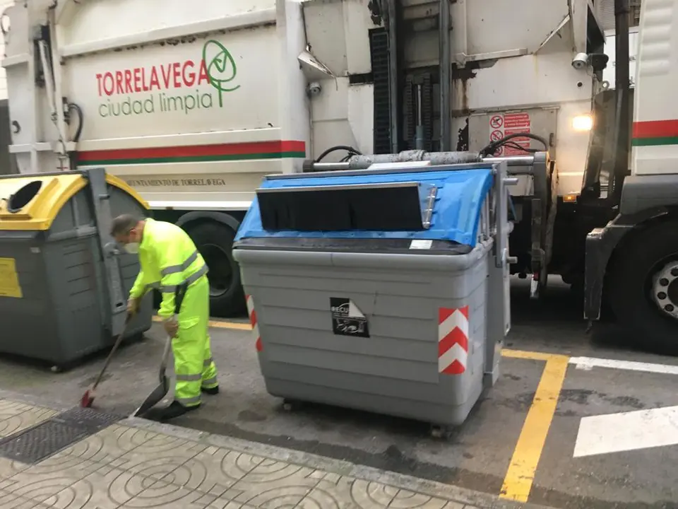 Un operario del servicio de limpieza de Torrelavega durante su labor diaria. / S. D&iacute;az
