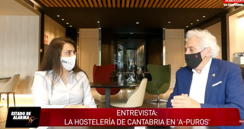 El presidente de la Asociaci&oacute;n de Hosteler&iacute;a de Cantabria, &Aacute;ngel Cuevas durante la entrevista.