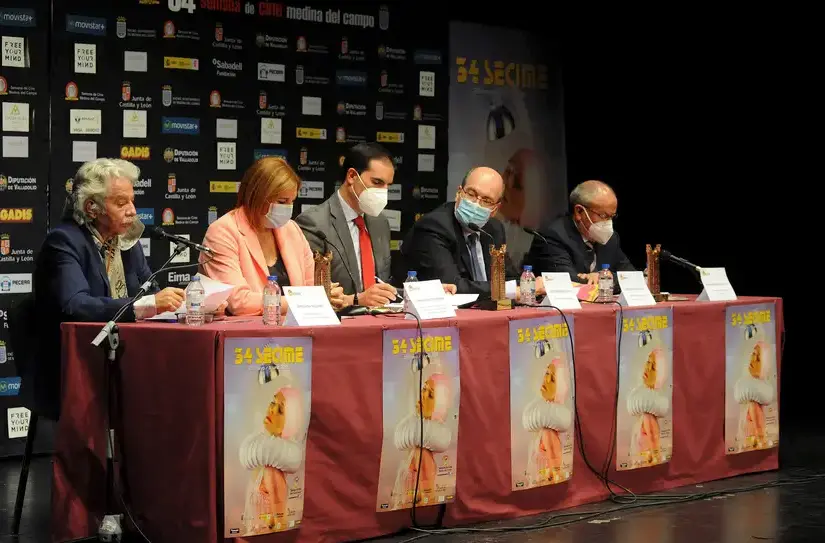 Emiliano Allende, director de la Semana de Cine de Medina del Campo; Inmaculada Toledano, diputada delegada del Servicio de Promoci&oacute;n Agroalimentaria y Consumo de la Diputaci&oacute;n de Valladolid; Guzm&aacute;n G&oacute;mez Alonso, alcalde de Medina del Campo; Jos&eacute; Ram&oacute;n Gonz&aacute;lez, director general de Pol&iacute;ticas Culturales de la Junta de Castilla y Le&oacute;n, y Emilio &Aacute;lvarez Villaz&aacute;n, subdelegado del Gobierno en Valladolid, durante la presentaci&oacute;n de la 34 Semana de Cine de Medina del Campo (Valladolid)SEMANA CINE MEDINA DEL CAMPO