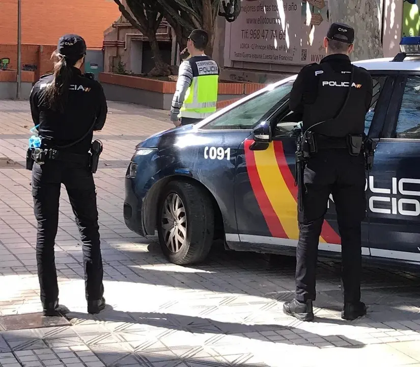 Archivo - Varios agentes de la Polic&iacute;a Nacional en una imagen de archivo.