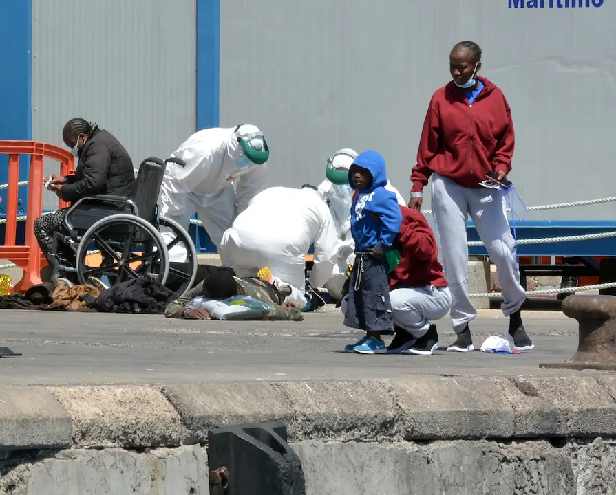 Personal de Salvamar Alpheratz atienden a migrantes procedentes de una patera en el Puerto de los Cristianos, en Tenerife, Canarias (Espa&ntilde;a), a 26 de marzo de 2021. Dos mujeres y un hombre han muerto y otras 41 personas han sido rescatadas del mar con vida tras volcar una patera junto a la costa de Por&iacute;s de Abona, en Tenerife, cuando una embarcaci&oacute;n de rescate se dispon&iacute;a a recogerlos. La Salvamar Alpheratz, la primera embarcaci&oacute;n de rescate en llegar a la zona ha acudido al puerto de Los Cristianos, donde ha encontrado un fallecido y 36 supervivientes (30 varones, cuatro ni&ntilde;os y un beb&eacute;).
PATERA;FALLECIDOS;INMIGRANTES;BARCO;CANARIAS;ILEGALES
Europa Press
  (Foto de ARCHIVO)
26/3/2021