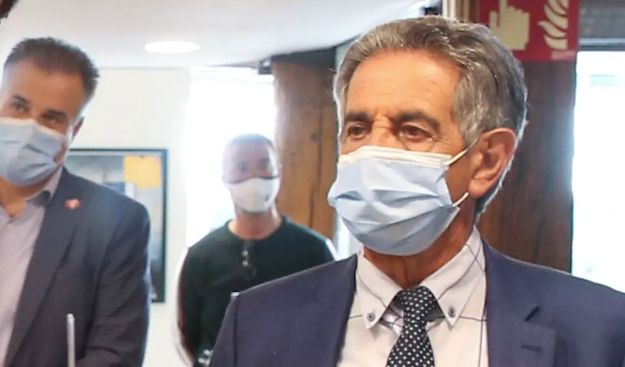 El presidente de Cantabria, Miguel &Aacute;ngel Revilla, asiste a la inauguraci&oacute;n de la Casa del Libro./ ALERTA