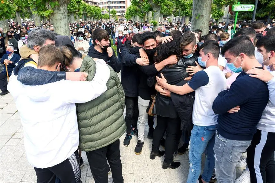 Los padres y familiares de Mario Fuentes, el joven c&aacute;ntabro de 19 a&ntilde;os que muri&oacute; este domingo apu&ntilde;alado en Le&oacute;n, abrazan a sus amigos durante el acto en el que unas 2.000 personas han guardado un sentido minuto de silencio frente al Ayuntamiento, este martes en la localidad c&aacute;ntabra de Colindres.EFE/Pedro Puente Hoyos
