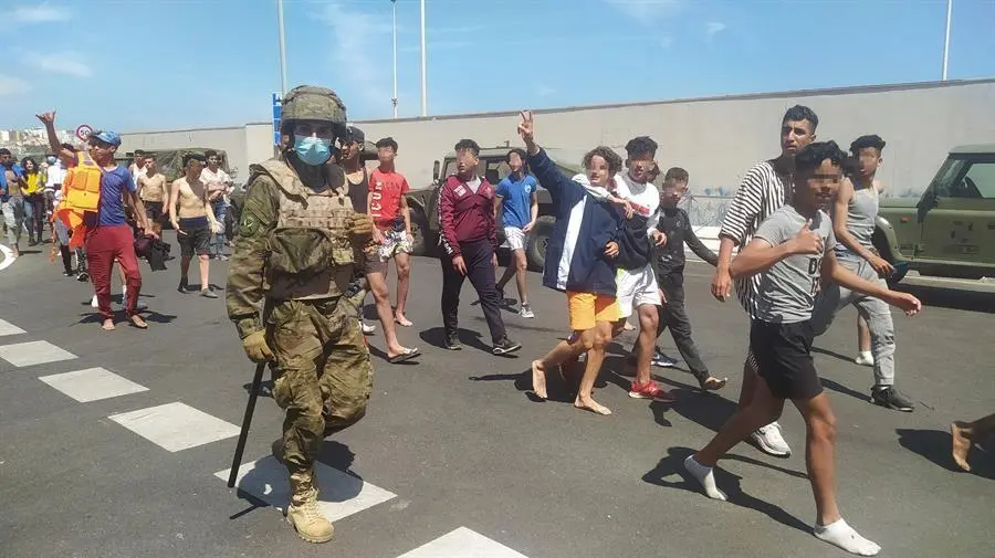 El gobierno espa&ntilde;ol moviliz&oacute; hoy al Ej&eacute;rcito y advirti&oacute; a Marruecos de que defender&aacute; la integridad territorial de sus fronteras "con todos los medios", despu&eacute;s de que cerca de 6.000 inmigrantes irregulares hayan conseguido entrar en la ciudad espa&ntilde;ola de Ceuta ante la pasividad de la gendarmer&iacute;a marroqu&iacute;. La llegada masiva de inmigrantes marroqu&iacute;es a Ceuta ha sido el &uacute;ltimo y m&aacute;s grave episodio en la crisis diplom&aacute;tica entre Espa&ntilde;a y Marruecos abierta por el ingreso hace unas semanas en un hospital espa&ntilde;ol del l&iacute;der del Frente Polisario, Brahim Ghali, enfermo de coronavirus. EFE/Reduan Dris Regragui