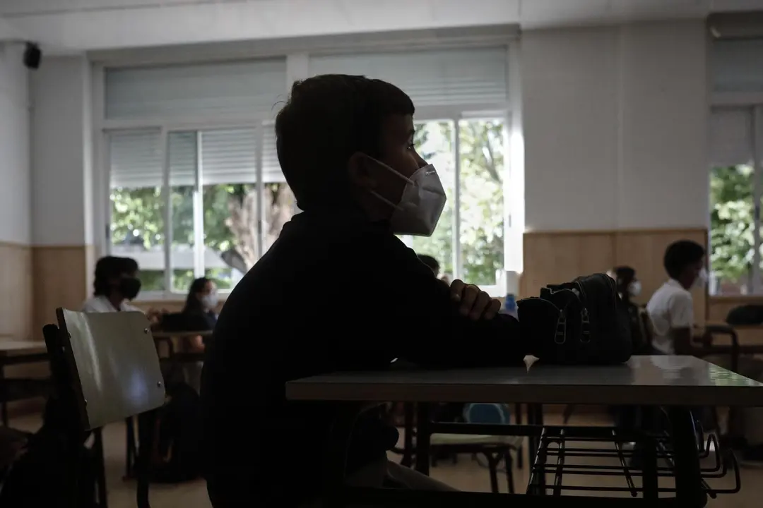 Archivo - Un ni&ntilde;o con mascarilla en un aula del Colegio Privado Alameda de Osuna en el primer d&iacute;a del curso escolar 2020-2021, en Madrid (Espa&ntilde;a) a 7 de septiembre de 2020. Los colegios p&uacute;blicos comenzar&aacute;n ma&ntilde;ana, 8 de septiembre, las clases de forma esca