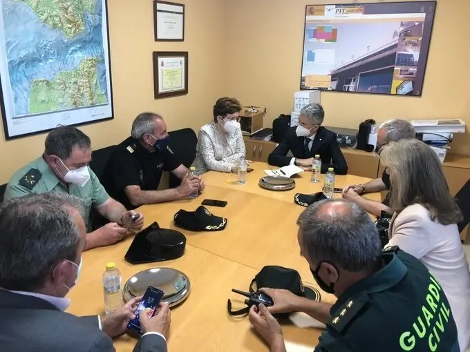 El ministro Fernando Grande-Marlaska se re&uacute;ne con la delegada del Gobierno en Ceuta y los mandos policiales para analizar la crisis migratoria