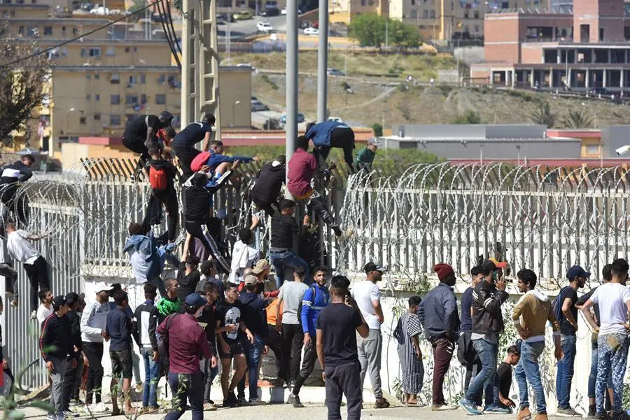 Migrantes escalan la valla en la ciudad norte&ntilde;a de Fnideq en un intento de cruzar la frontera de Marruecos al enclave espa&ntilde;ol de Ceuta, en el norte de &Aacute;frica 18 de mayo de 2021. En poco m&aacute;s de 24 horas, un total de casi 8.000 personas han entrado por mar en la ciudad espa&ntilde;ola de Ceuta, situada en la costa norteafricana, y cientos de migrantes siguen intent&aacute;ndolo. Las autoridades espa&ntilde;olas han desplegado al ej&eacute;rcito para patrullar en la frontera que separa Ceuta en el lado espa&ntilde;ol del lado marroqu&iacute;, en un intento de controlar esta &uacute;ltima oleada de intentos de entrada. (Marruecos, Espa&ntilde;a) EFE/EPA/JALAL MORCHIDI

Traducci&oacute;n realizada con la versi&oacute;n gratuita del traductor www.DeepL.com/Translator