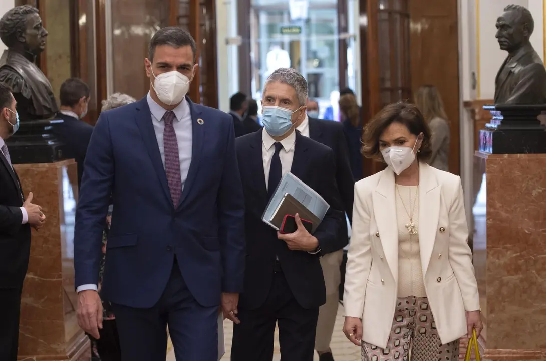 (I-D) El presidente del Gobierno, Pedro S&aacute;nchez; el ministro del Interior, Fernando Grande-Marlaska; y la vicepresidenta primera, Carmen Calvo, a su llegada al Congreso 