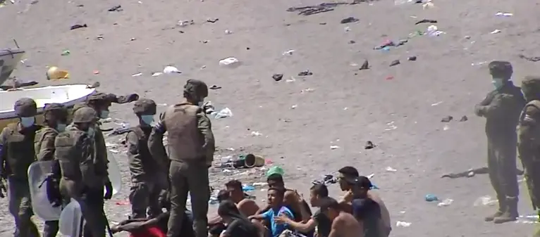 El ej&eacute;rcito espa&ntilde;ol colaboran en las devoluciones en caliente que est&aacute;n efectuando a los migrantes que han entrado en Ceuta. / EFE