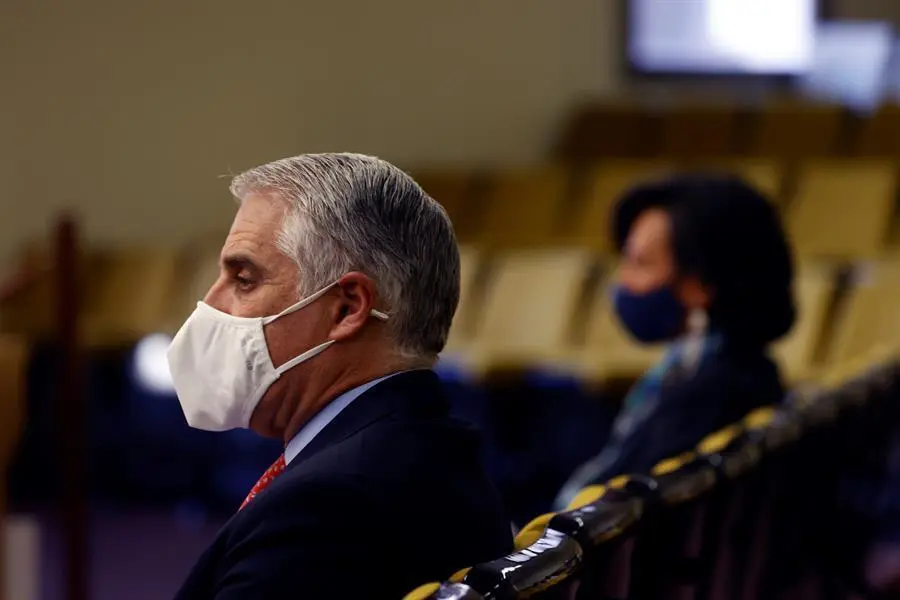 El actual consejero delegado de Unicredit, Andrea Orcel (i), durante el juicio por la demanda contra el Banco Santander, entidad a la que reclama casi 80 millones de euros por su fichaje frustrado como "n&uacute;mero dos", que ha comenzado este mi&eacute;rcoles en el juzgado de Primera Instancia n&uacute;mero 46 de Madrid. La presidenta del Grupo, Ana Patricia Bot&iacute;n (d), acude como testigo. EFE/J.J. Guill&eacute;n