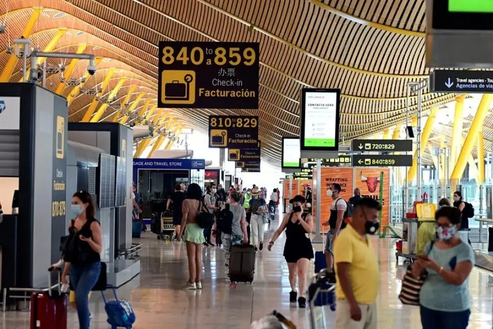 Varios turistas por el aeropuerto Adolfo Su&aacute;rez Madrid-Barajas. EFE/Chema Moya/Archivo