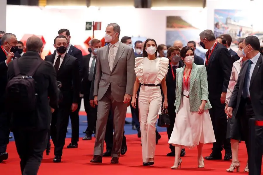 Los reyes de Espa&ntilde;a, Felipe VI (c-i) y Letizia (c-d), inauguran la a 41 edici&oacute;n de la Feria Internacional del Turismo, Fitur, acompa&ntilde;ados por la presidenta madrile&ntilde;a, Isabel D&iacute;az Ayuso (4d), entre otros, este mi&eacute;rcoles en el recinto ferial IFEMA de Madrid. EFE/Juan Carlos Hidalgo