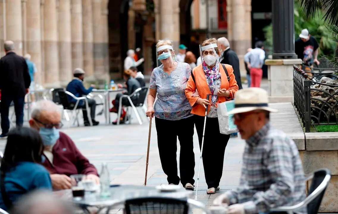 Unos clientes disfrutan de las terrazas en Bilbao. EFE/Luis Tejido/Archivo