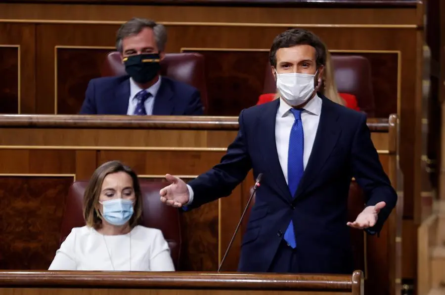 El l&iacute;der popular Pablo Casado (d) interpela al Gobierno durante una nueva sesi&oacute;n de control celebrada este mi&eacute;rcoles en el Congreso de los Diputados. EFE/Chema Moya