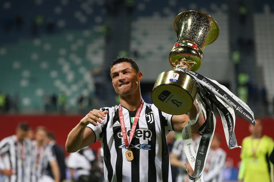 Cristiano Ronaldo, de la Juventus, celebra la victoria con el trofeo tras el final del partido de f&uacute;tbol de la final de la Coppa Italia entre el Atalanta y la Juventus en el Mapei Stadium. Foto: Jonathan Moscrop/CSM v&iacute;a ZUMA Wire/dpa
Jonathan Moscrop / CSM v&iacute;a ZUMA Wi