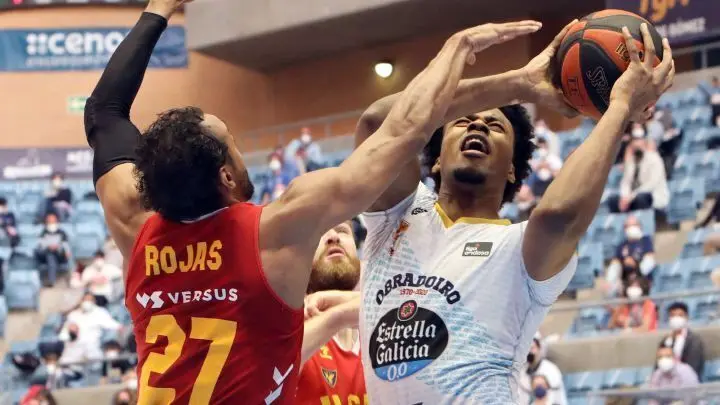 El p&iacute;vot canadiense con pasaporte armenio del Obradoiro Steven Enoch (d) trata de anotar ante la defensa de Sadiel Rojas (i), alero dominicano del UCAM Murcia, durante el partido de la jornada 37 de Liga Endesa entre Monbus Obradoiro y UCAM Murcia, este mi&eacute;rcoles en el pabell&oacute;n Multiusos Fontes do Sar en Santiago de Compostela, en el primer encuentro con p&uacute;blico de la temporada. EFE/Xo&aacute;n Rey