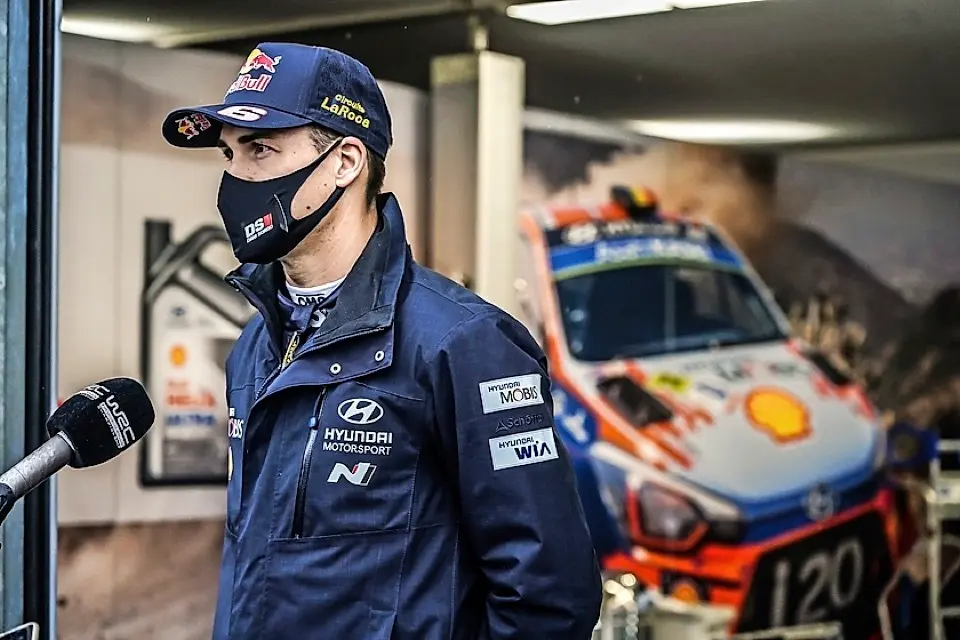Dani Sordo, atendiendo a los medios de comunicaci&oacute;n. / ALERTA