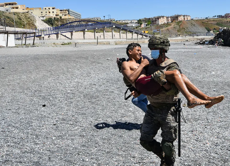 Un militar del ej&eacute;rcito espa&ntilde;ol ayuda a un menor migrante procedente de Marruecos a su llegada a Ceuta, a 19 de mayo de 2021, en Ceuta, (Espa&ntilde;a). Los intentos de llegar a Ceuta no han cesado desde el lunes y pasadas 72 horas el balance de migrantes que han llegado a territorio espa&ntilde;ol desde Marruecos es de 8.000 personas, de las cuales 4.800 han sido devueltos a su pa&iacute;s o han retornado voluntariamente a su territorio tras acceder irregularmente a la ciudad aut&oacute;noma. A la zona del entorno de la frontera del Tarajal, donde se encuentran ya desplegadas Fuerzas de Seguridad y unidades militares, han acudido durante el d&iacute;a de hoy 200 efectivos de refuerzo, 50 agentes de la Guardia Civil, y 150 polic&iacute;as nacionales est&aacute;n en alerta por si fuera necesario su colaboraci&oacute;n.
19 DE MAYO DE 2021;CEUTA;CRISIS MIGRATORIA;MENORES;NI&Ntilde;OS;MARRUECOS
Antonio Sempere / Europa Press
19/5/2021