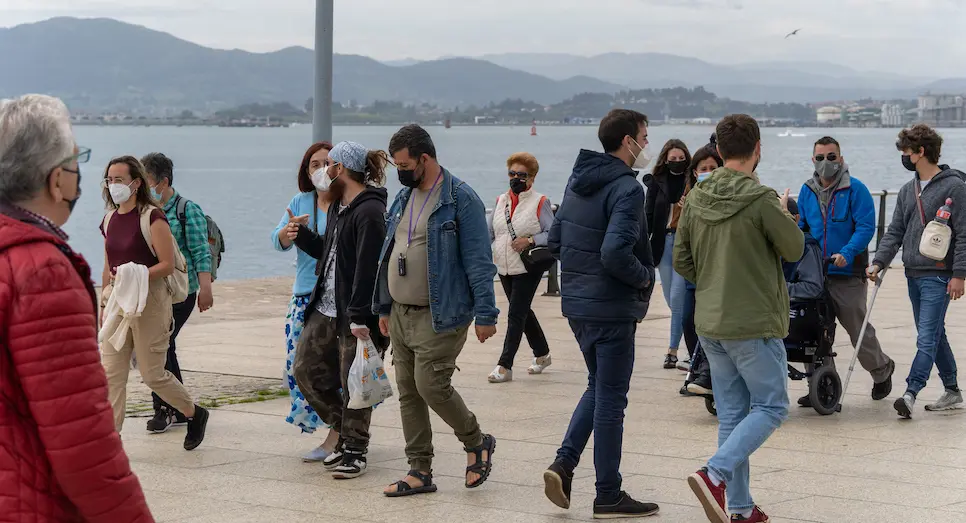 Varias personas caminan por el Paseo Pereda de Santander. / Hardy