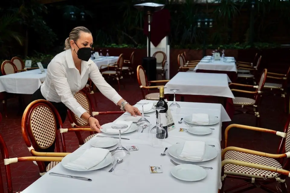 Una trabajadora de la Hosteler&iacute;a durante su jornada en un establecimiento de Santander. / Hardy