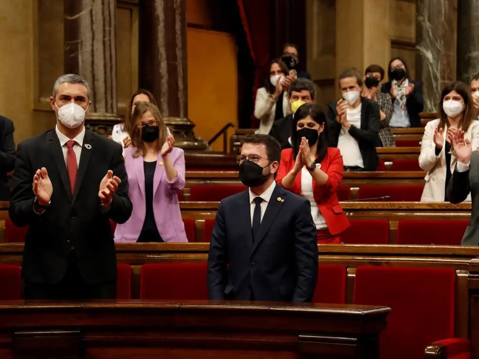 El nuevo presidente de la Generalitat, Pere Aragon&egrave;s tras ser elegido en la segunda jornada del debate de investidura celebrado en el Parlament este viernes. EFE/Alberto Est&eacute;vez