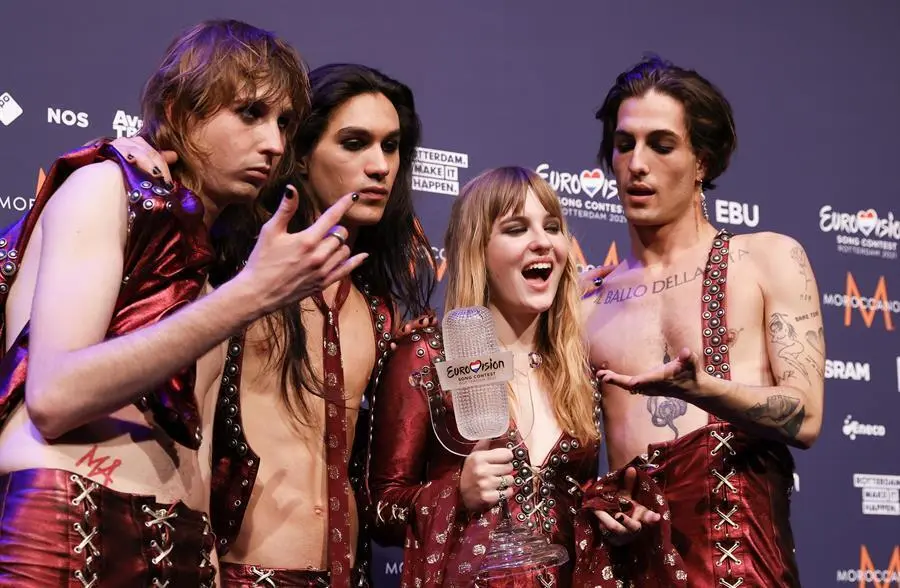 Los miembros de la banda Maneskin de Italia posan para las fotograf&iacute;as despu&eacute;s de ganar la Gran Final de la 65&ordf; edici&oacute;n del Festival de la Canci&oacute;n de Eurovisi&oacute;n (ESC) en el estadio Rotterdam Ahoy, en Rotterdam, Pa&iacute;ses Bajos, el 22 de mayo de 2021. EFE/EPA/ROBIN VAN LONKHUIJSEN