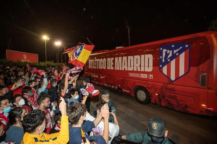 El autob&uacute;s del Atl&eacute;tico de Madrid llega esta noche a la Ciudad deportiva Wanda, en Majadahonda, tras ganar la Liga en el &uacute;ltimo partido de la competici&oacute;n en Primera Divisi&oacute;n jugado hoy s&aacute;bado en el estadio Jos&eacute; Zorrilla ante el Real Valladolid. EFE/Rodrigo Jim&eacute;nez