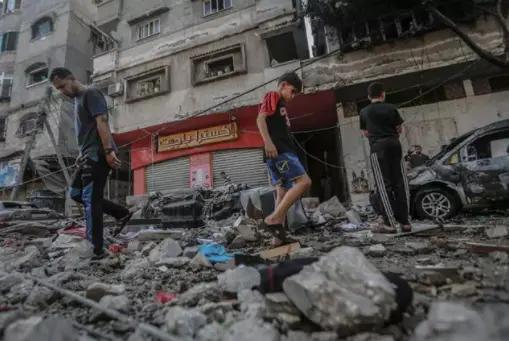 Escombros tras un bombardeo israel&iacute; en la Franja de Gaza - Mohammed Talatene/dpa