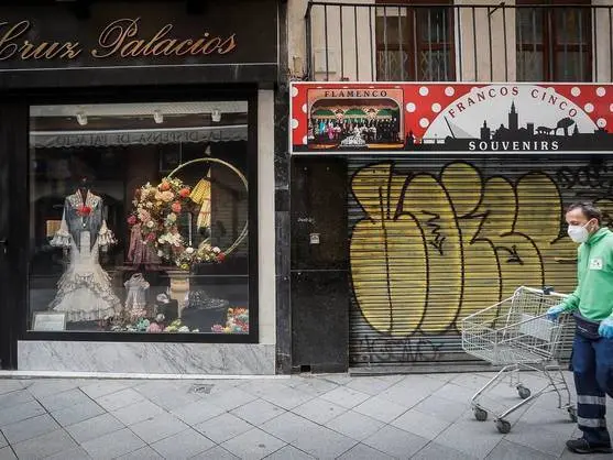 Imagen de tiendas cerradas en Sevilla. (EFE)