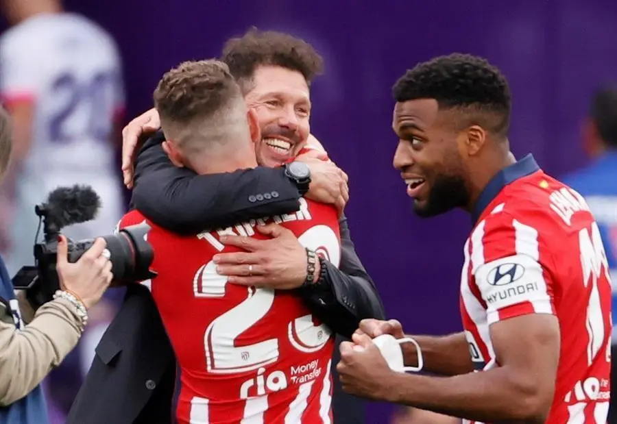 El entrenador del Atl&eacute;tico de Madrid Diego Simeone (c) celebra con el brit&aacute;nico Kieran Trippier (i) el t&iacute;tulo de Liga tras ganar al Real Valladolid por 1-2 en el &uacute;ltimo partido de LaLiga Santander que se disput&oacute; hoy s&aacute;bado en el estadio Jos&eacute; Zorrilla, en Valladolid. EFE/Ballesteros