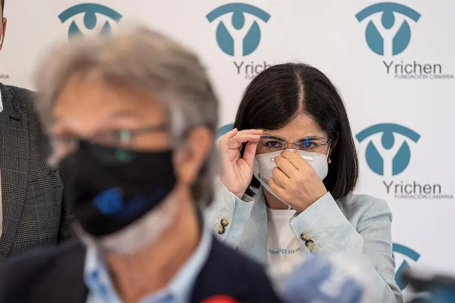 La ministra de Sanidad, Carolina Darias, escucha la intervenci&oacute;n ante los periodistas del presidente de la Fundaci&oacute;n Canaria Yrichen, Jorge Hern&aacute;ndez (i), durante la visita que realiz&oacute; este s&aacute;bado a la sede de esta organizaci&oacute;n, que desde 1989 ayuda a rehabilitarse a personas con adicciones. EFE/&Aacute;ngel Medina G.