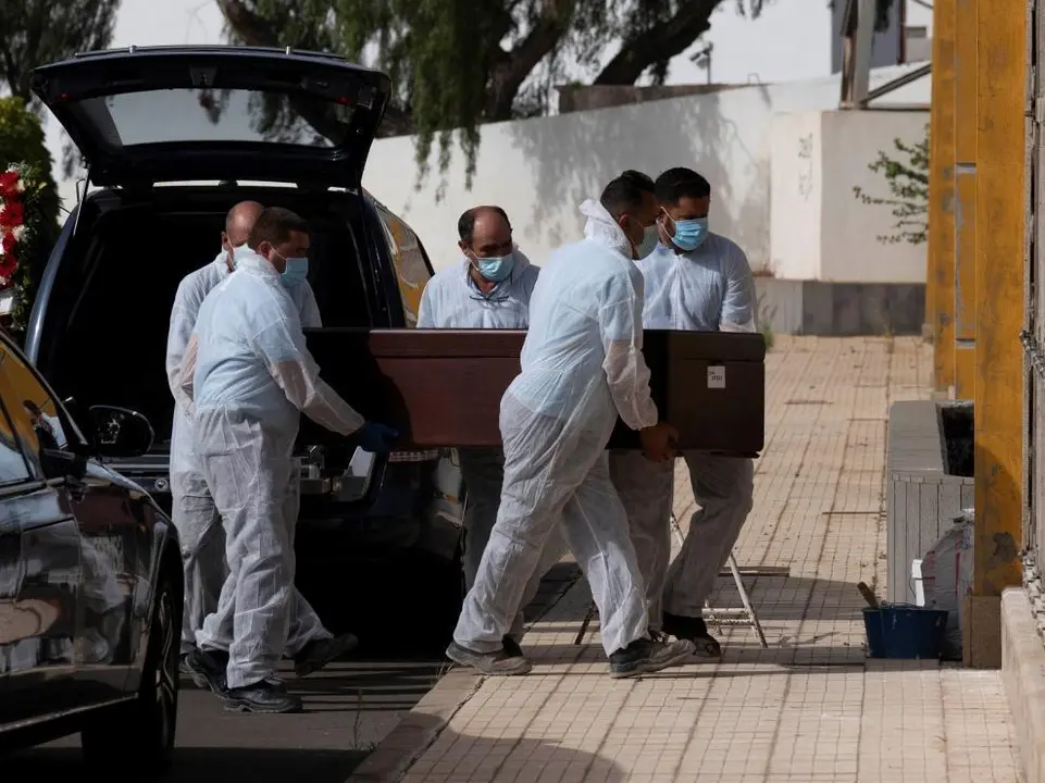 enterrados-en-santa-cruz-de-tenerife-15-de-los-24-fallecidos-hallados-en-el-cayuco-a-la-deriva