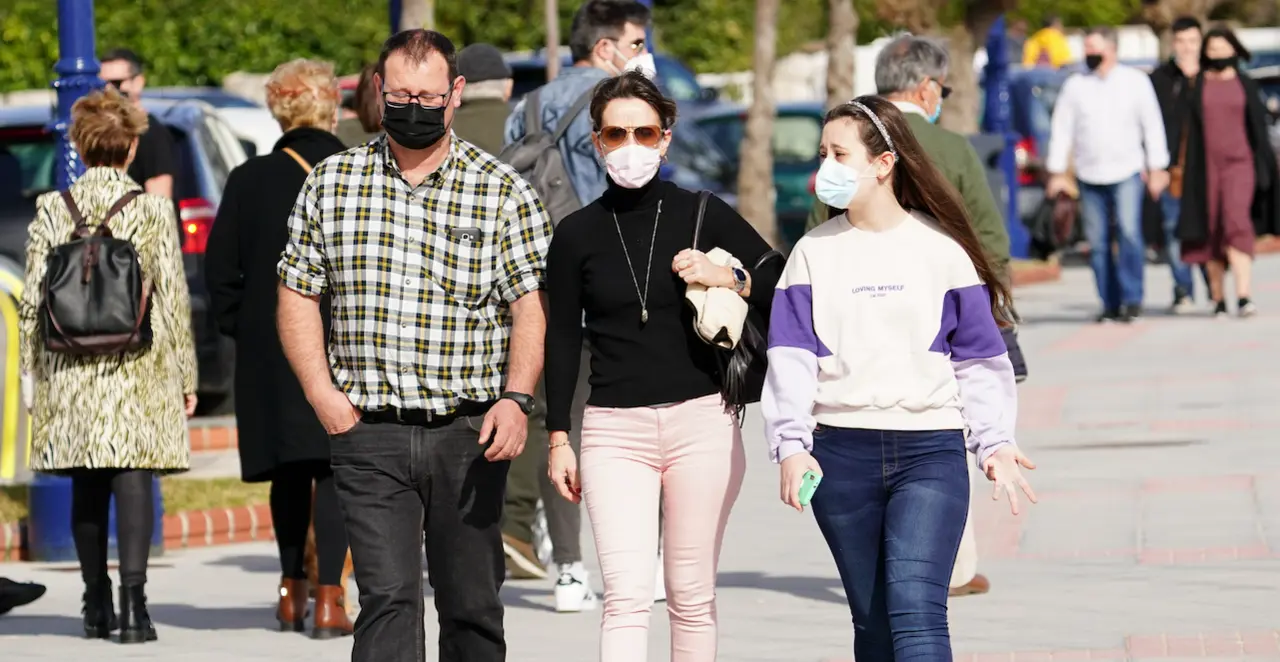 Varias personas caminan con mascarilla por las inmediaciones de la playa del Sardinero. / Hardy
